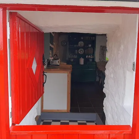 Cherrytreecottage - Cosy 19thcentury Pet Friendly Claragh